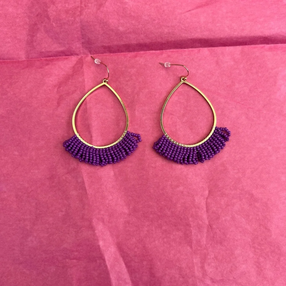 Goldtone drop earrings with purple beads - Picture 1 of 3